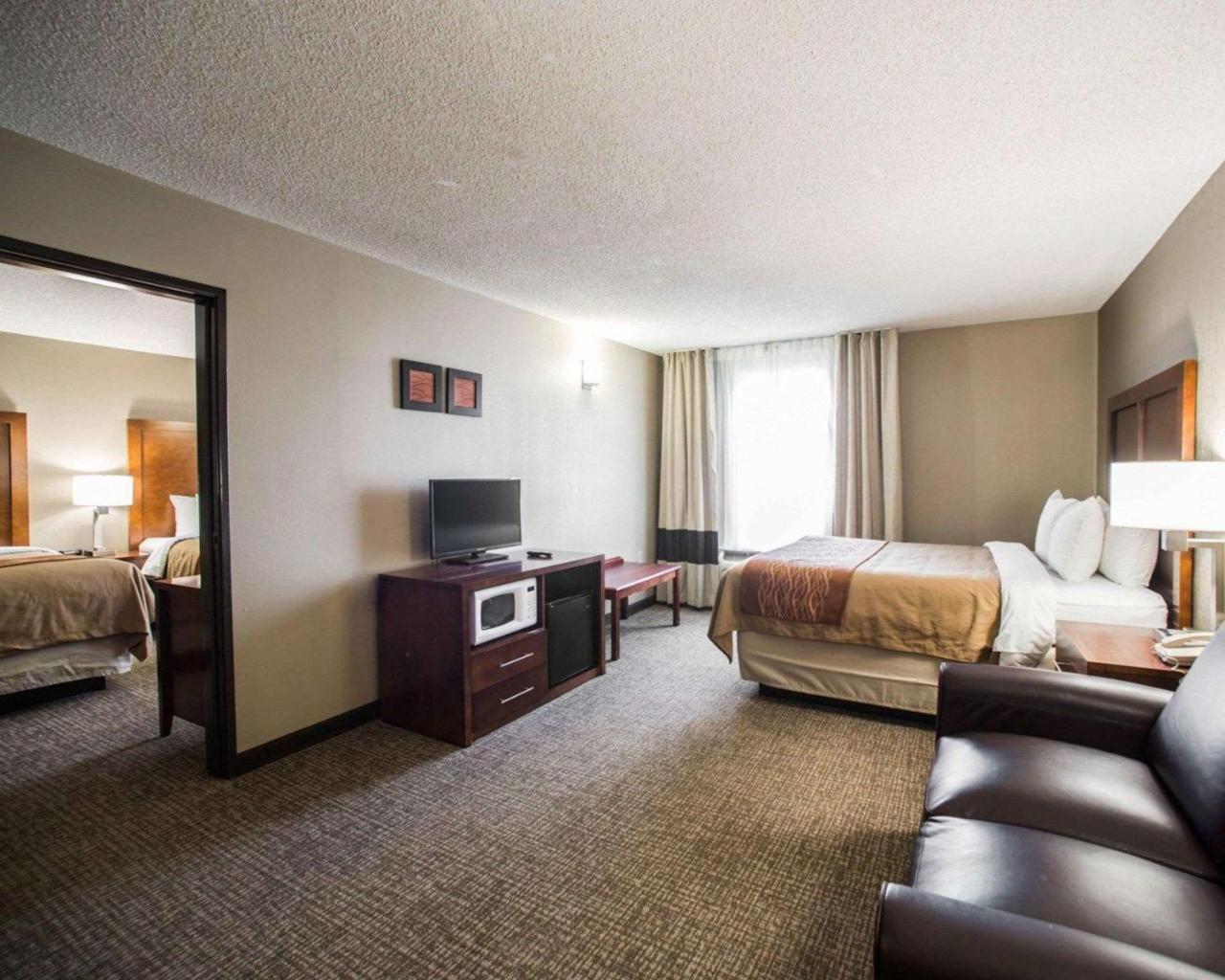 Comfort Inn & Suites St Louis-Хазелвуд Экстерьер фото